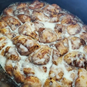 Crockpot Cinnamon Roll Monkey Bread Recipe