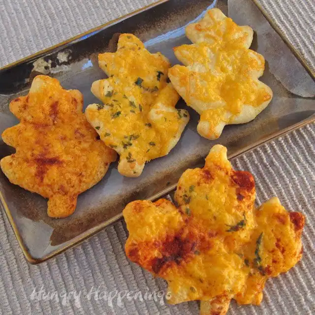 cheesy leaves for Thanksgiving bread basket dinner rolls for Thanksgiving copy.jpg