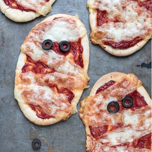 halloween mummy pizza pita 1 1024x1536 1