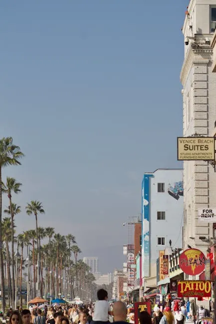 Venice Beach Boardwalk: Street performers and murals