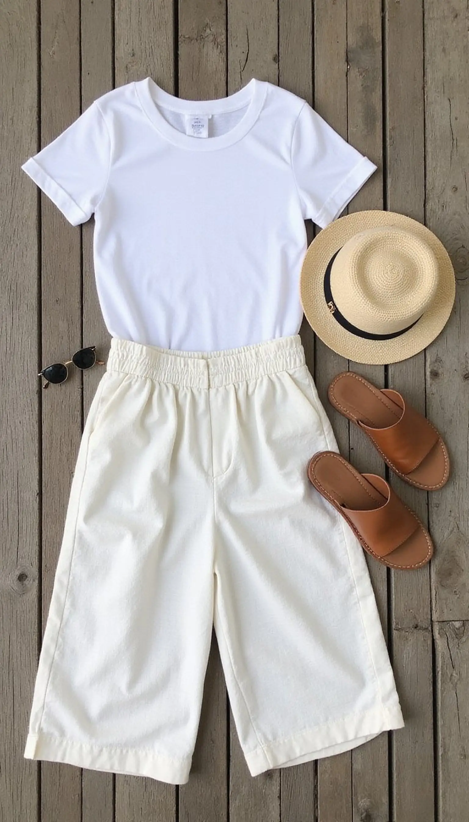 Monochrome whites: effortless coastal outfit idea