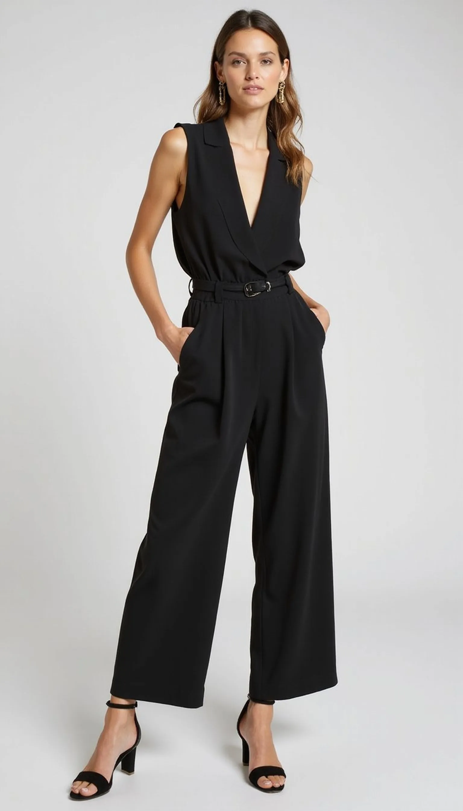 Chic one-piece: black jumpsuit statement