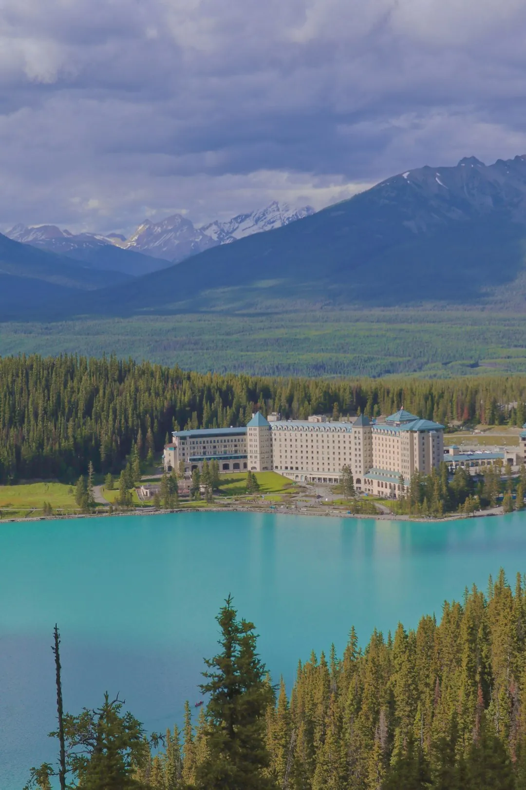 Fairmont views and turquoise water at Lake Louise