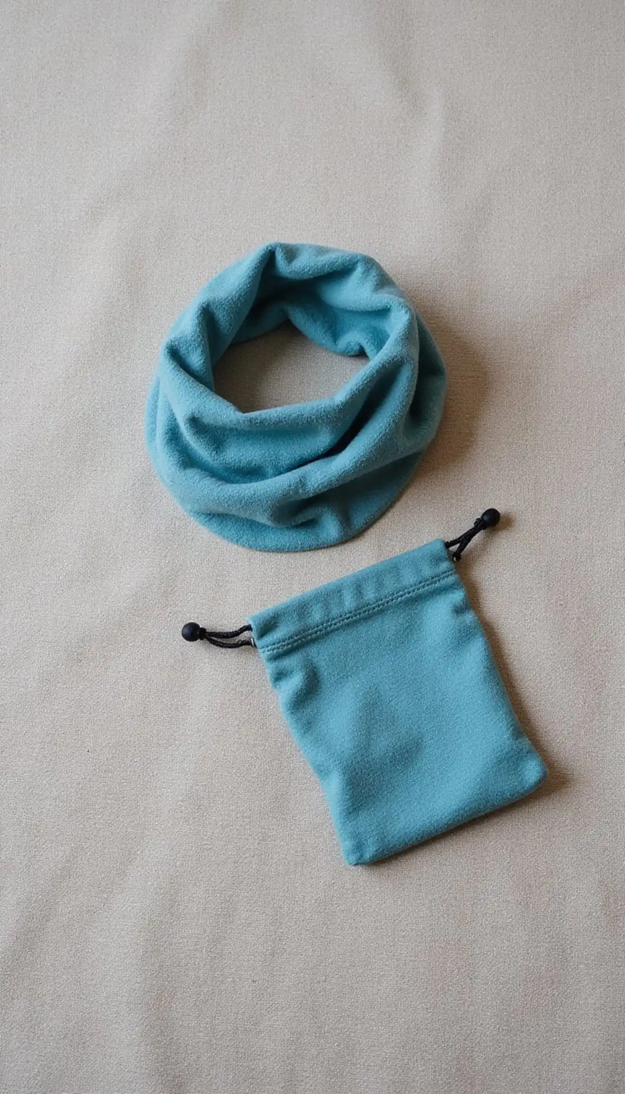 Cooling neck gaiter for hands-free comfort