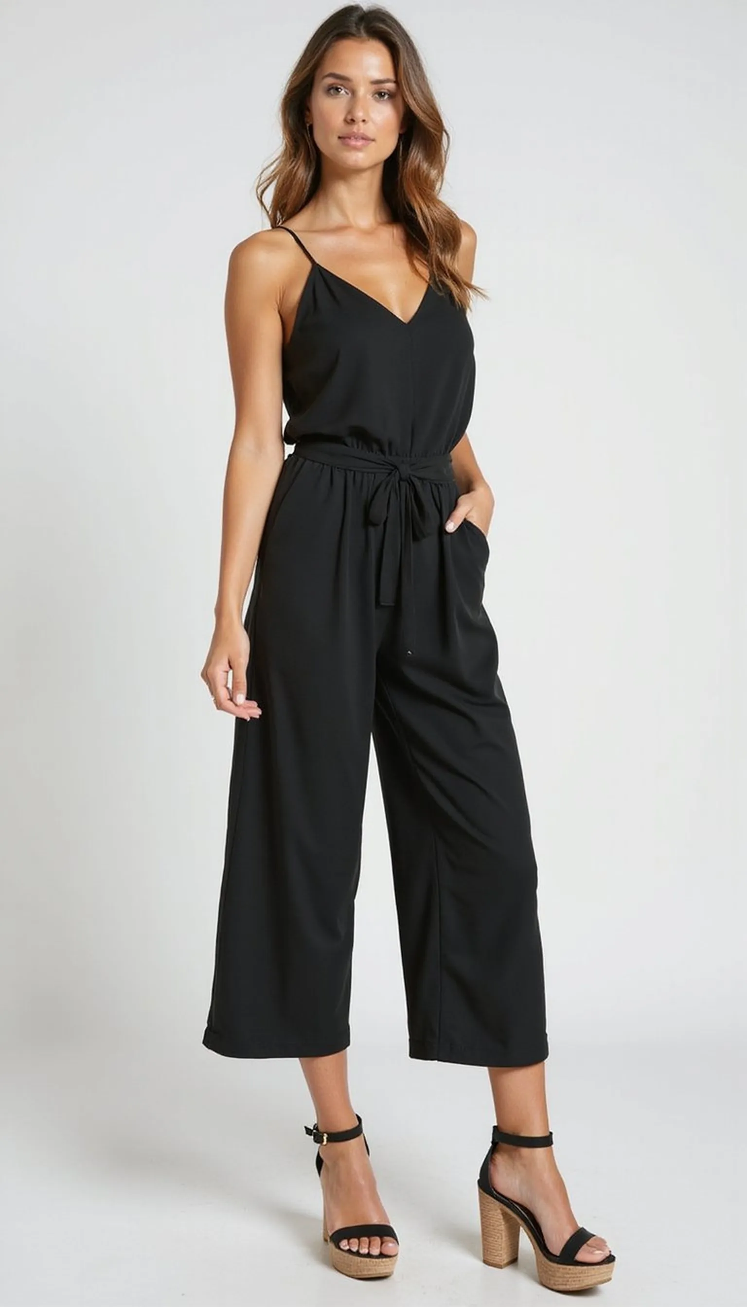Jumpsuit with a defined waist: one-piece ease