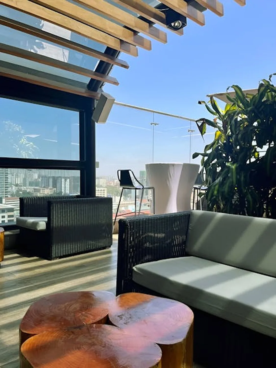 Le Perchoir Marais — Paris rooftop hideout above streets
