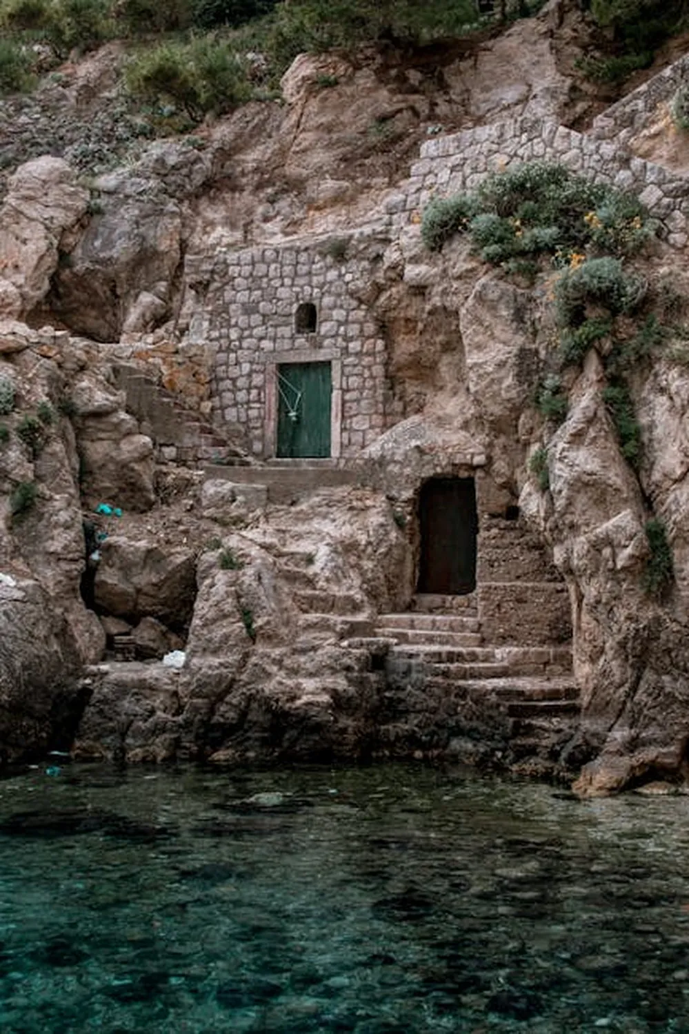 Want a true Oia caldera cave suite experience?