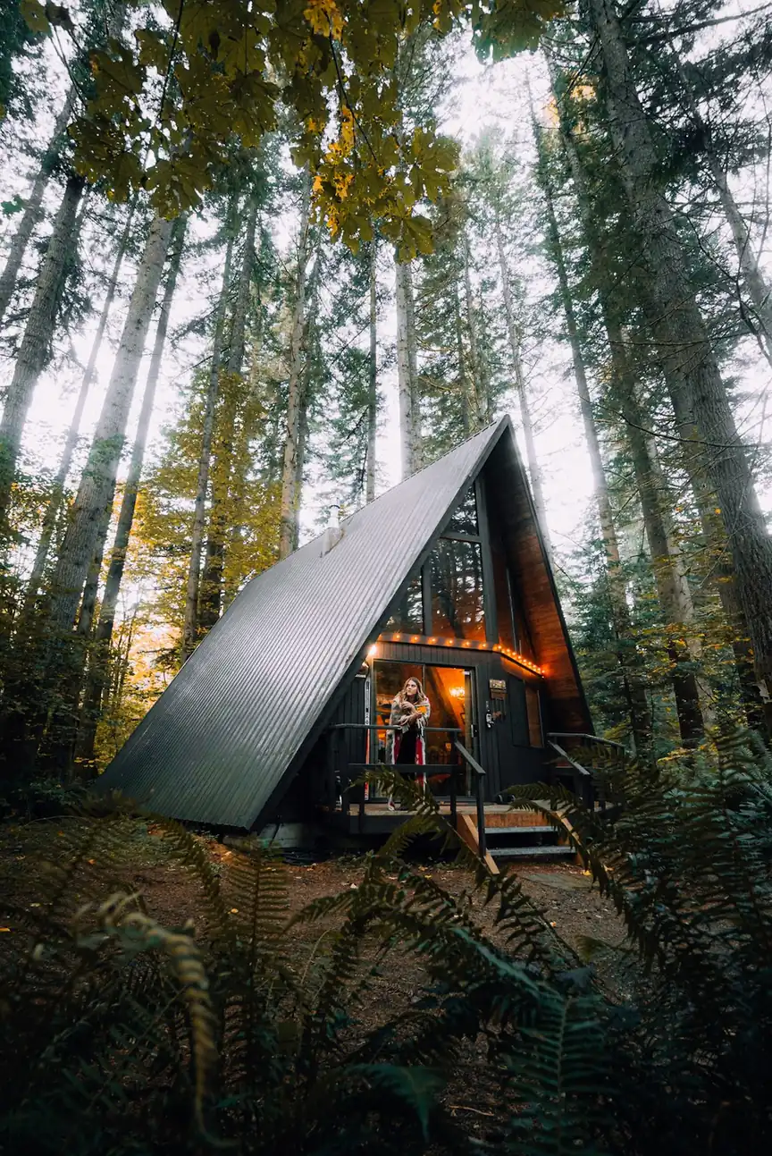 How the cabin at Big Sur employs glass walls for views