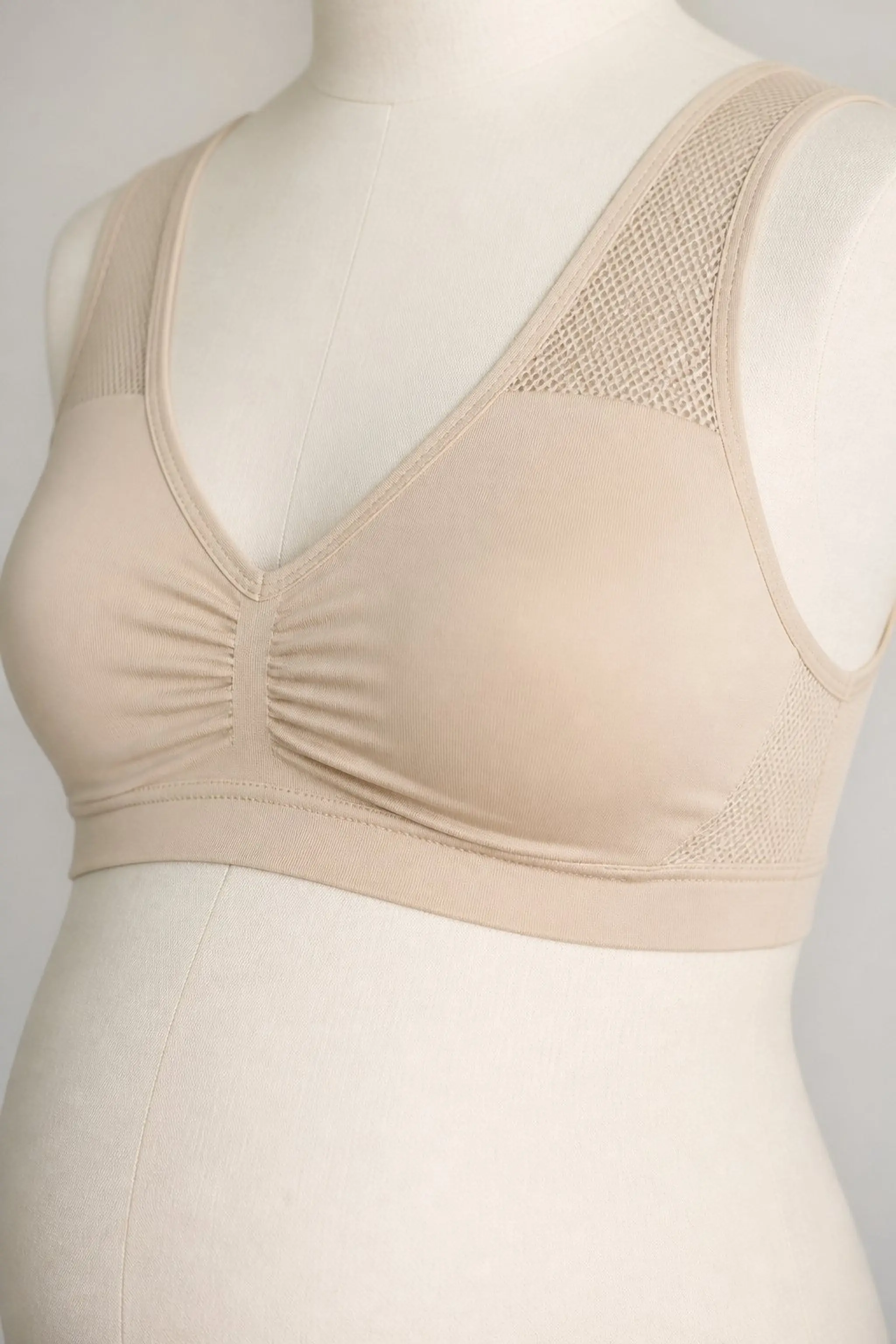 Breathable sports bra with wide straps